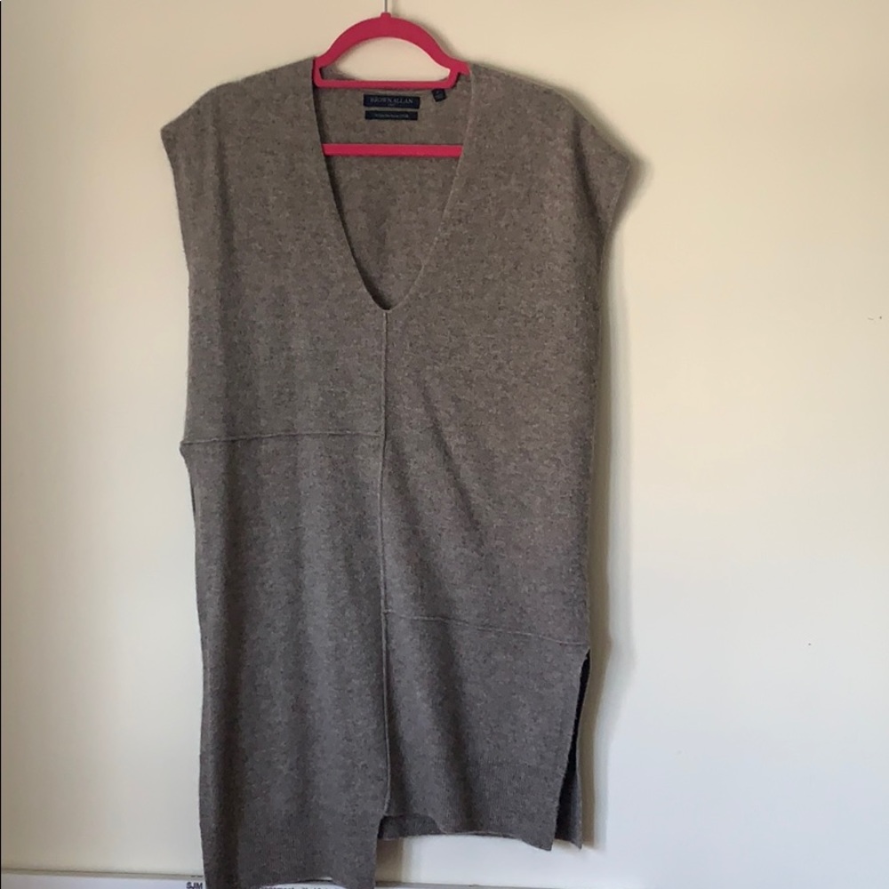 Vneck sleeveless tunic.